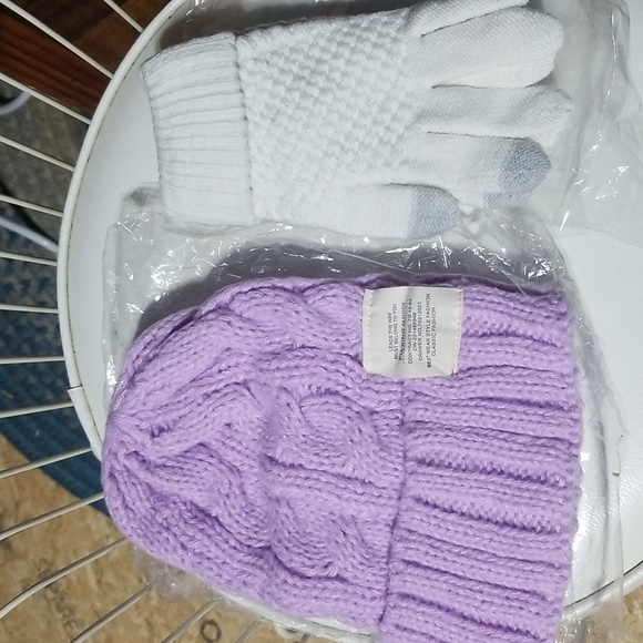 New! Lavender Hat and gloves duo. - Picture 2 of 6